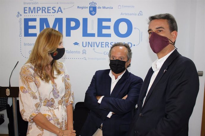 La directora general del SEF, María Isabel López, junto al presidente de la Fundación Universidad Empresa, Antonio Ballester, y el director general de ENAE, Miguel López