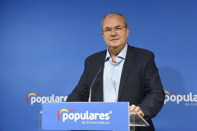 El presidente del PP de Extremadura, José Antonio Monago, en rueda de prensa