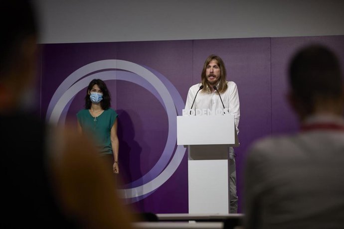 Los portavoces de Podemos, Isa Serra y Pablo Fernández, durante una rueda de prensa en la sede del partido, a 19 de julio de 2021, en Madrid (España).