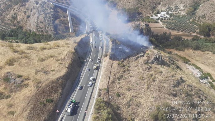 Vista aérea del incendio provocado por el accidente de un camión junto a la A-45 en Benamejí.