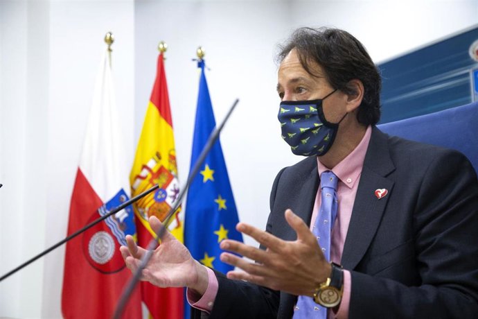 El consejero de Obras Públicas, Ordenación del Territorio y Urbanismo, José Luis Gochicoa, presenta, en rueda de prensa, la orden de rehabilitación de edificios públicos