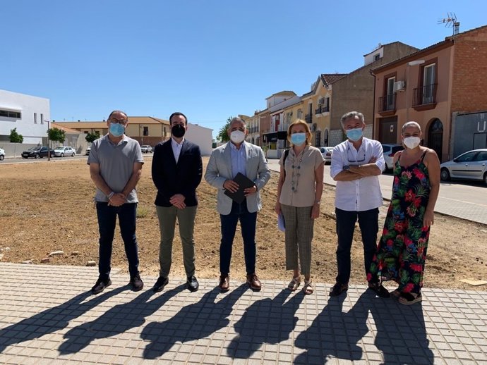 El director provincial del Servicio Andaluz de Empleo (SAE) en Córdoba, Ángel Herrador (segundo por la izda.), y el alcalde de Fuente Palmera, Francisco Javier Ruiz (tercero), visitan uno de los solares.
