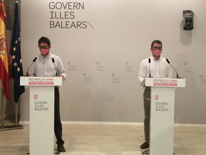 El portavoz del Govern, Iago Negueruela, con el conseller de Fondos Europeos, Miquel Company, en la rueda de prensa posterior al Consell de Govern.