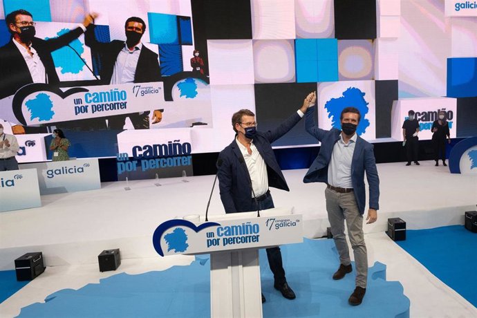 El presidente del PP, Pablo Casado (d), y el presidente de la Xunta y del Partido Popular en Galicia, Alberto Núñez Feijoo (i), en el 17 Congreso del PP de Galicia, a 17 de julio de 2021, en Santiago de Compostela (Galicia). 