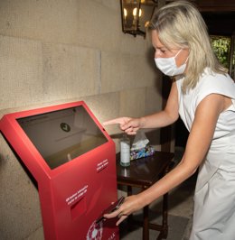 La presidenta de las Juntas Generales de Bizkaia, Ana Otadui, explica el funcionamiento del nuevo sistema digital de entradas gratuito para regular las visitas a la Casa de Juntas de Gernika.