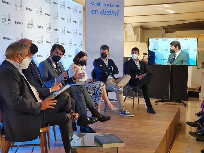 El Consejero De Fomento Y Medio Ambiente, Juan Carlos Suárez-Quiñones, Entre Otras Autoridades, Durante La Mesa Redonda Promovida Por Telefónica.
