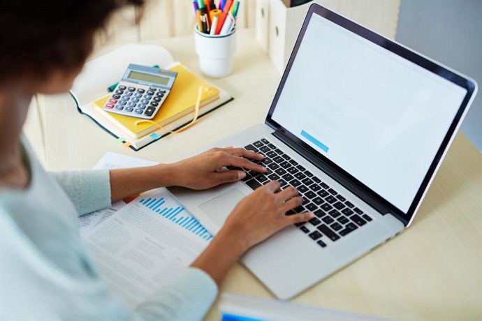 Archivo - Una estudiante preparándose una asignatura