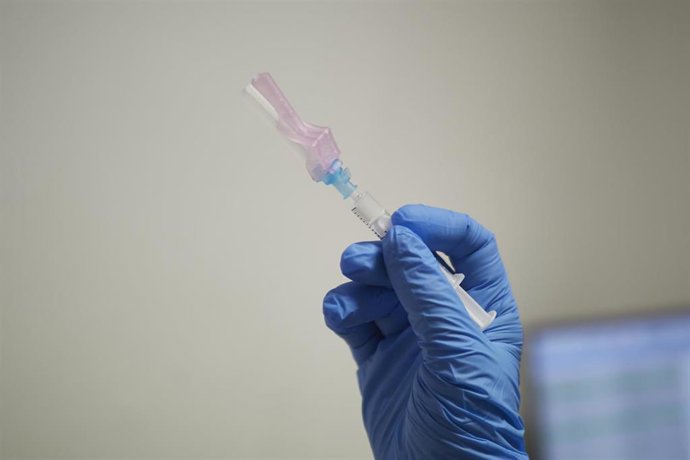 Archivo - Una sanitaria con la vacuna de AstraZeneca.