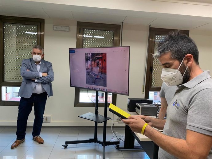 Jaume Saltó y José Luis Torné en el laboratorio de dispositivos 5G de Lleida.