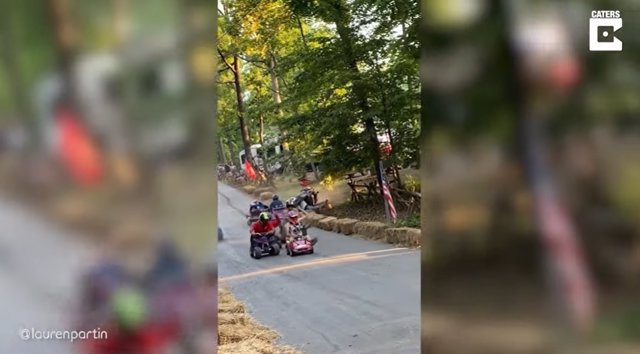 Una familia compite en una alocada carrera de mini Jeeps y su vídeo se hace viral