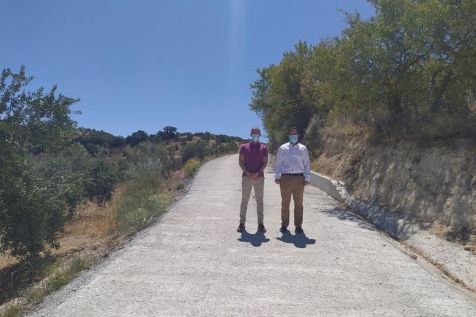 El delegado de Infraestructuras Rurales de la Diputación de Córdoba, Manuel Olmo (dcha.), en su visita a Castil de Campos.