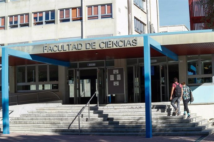 Archivo - Fachada de la Facultad de Ciencias de la Universidad Autónoma durante el primer día del curso escolar 2020-2021, en Madrid (España), a 7 de septiembre de 2020. Desde hoy, alrededor de 303.000 estudiantes van a volver a las aulas de las 14 univ