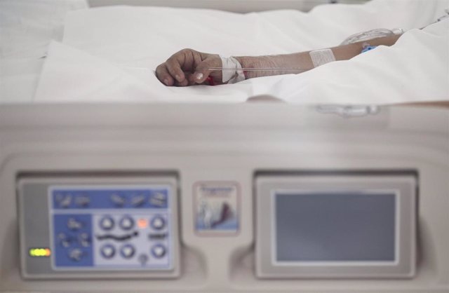 Archivo - Mano de un enfermo con vía subcutánea en una cama de la UCI del Hospital de Emergencias Isabel Zendal, Madrid (España), a 20 de enero de 2021.