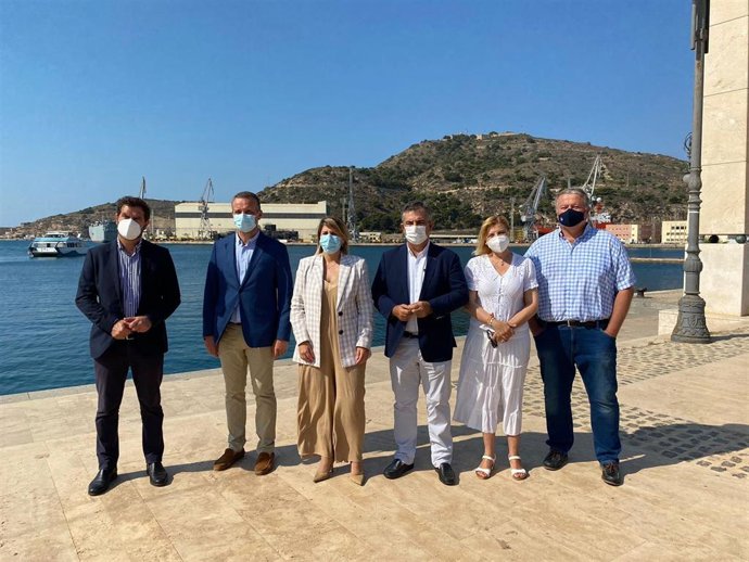 El senador del PP, Juan María Vázquez, junto con la alcaldesa del PP en Cartagena, Noelia Arroyo, el presidente del*PP*en Cartagena, Joaquín Segado, el diputado nacional, Juan Luis Pedreño y los senadores, Francisco Bernabé y Violante Tomás, en Cartagena