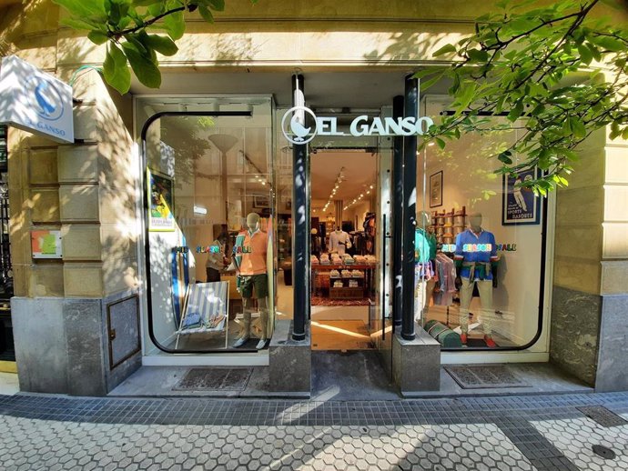 Archivo - Tienda de El Ganso en San Sebastián