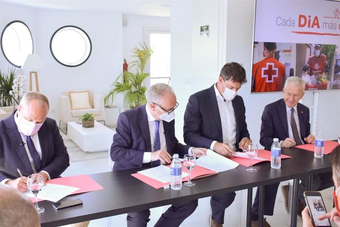 De izquierda a derecha: Javier Ruiz, Director General de World Vision, Leopoldo Pérez, Secretario General de Cruz Roja, Ricardo Álvarez, CEO de DIA España y Manuel Bretón, Presidente de Cáritas.