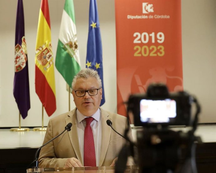 El portavoz del PSOE en la Diputación de Córdoba, Esteban Morales, en rueda de prensa.