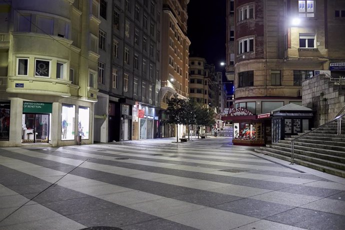 Archivo - Calle Lealtad minutos antes de la segunda noche de toque de queda, en Santander, Cantabria (España).- Archivo