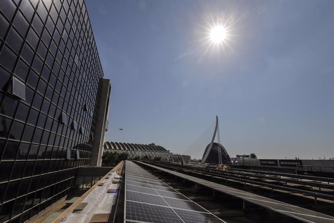 Algunas de las 1.600 placas solares que están instaladas en la azotea del edificio judicial, el día de la presentación de las actuaciones del Plan de Eficiencia Energética en Edificios Judiciales, en la Ciudad de la Justicia de Valncia. 