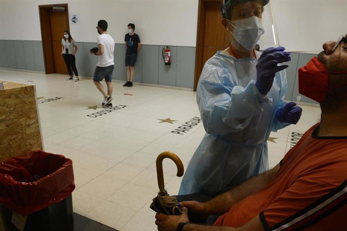 Un joven en un dispositivo de cribado masivo para personas de entre 16 y 35 años en Expourense, a 10 de julio de 2021, en Ourense, Galicia (España).  El Servicio Gallego de Salud (Sergas) convoca para la tarde de este sábado un cribado poblacional en Ex