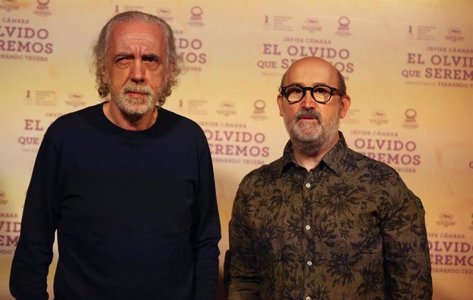 Archivo - El director Fernando Trueba (i) y el actor Javier Cámara (d), durante el photocall de la película  'El olvido que seremos', en Casa de América, a 28 de abril de 2021, en Madrid (España). El nuevo trabajo de Trueba se estrenará el próximo 7 de 