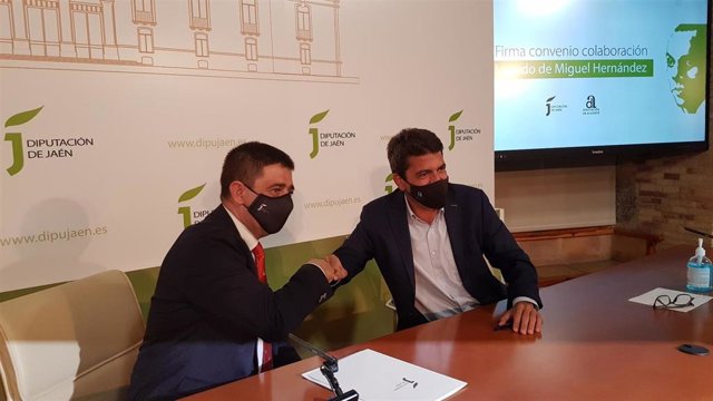 Los presidentes de las diputaciones de Jaén y Alicante, Francisoc Reyes y Carlos Mazón, tras la firma del acuerdo