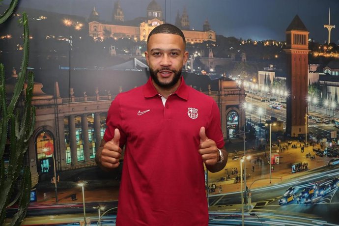 El nuevo jugador del FC Barcelona Memphis Depay a su llegada a Barcelona, el 19 de julio de 2021