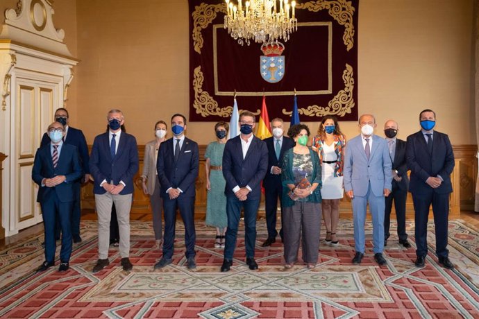 E presidente da Xunta, Alberto Núñez Feijóo, y el conselleiro de Presidencia, Xustiza e Turismo, Alfonso Rueda, en un encuentro con consejeros de Turismo de otras seis comunidades autónomas, entre ellos la consejera asturiana Berta Piñán