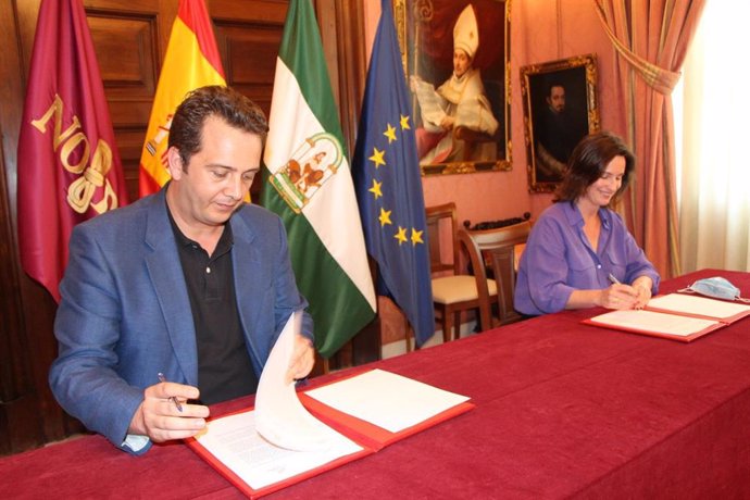 Fotografía del momento de la firma entre el Ayuntamiento y la Fundación Tres Culturas.