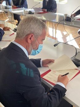 El presidente de la Autoridad Portuaria de Motril (Granada), José Garcia Fuentes, ha acudido este lunes a la firma del manifiesto del Pacto Provincial de Granada por el Corredor Ferroviario del Litoral Mediterráneo.