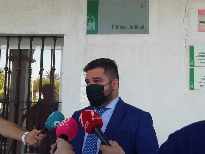 El delegado territorial de Regeneración, Justicia y Administración Local de la Junta en Cádiz, Miguel Rodríguez, durante la visita a la sede judicial de San Roque.