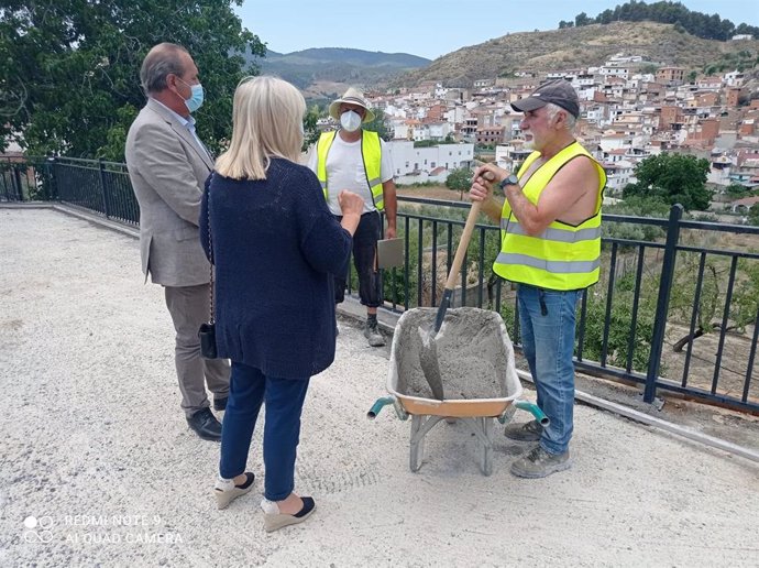 El delegado de Regeneración, Justicia y Administración Local de la Junta en Granada, Enrique Barchino, ha visitado La Peza (Granada).