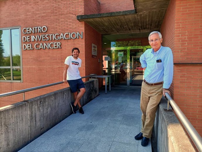 Los investigadores Eugenio Santos (d) y Fernando Calvo (i) a las puertas del Centro de Investigación del Cáncer en Salamanca.