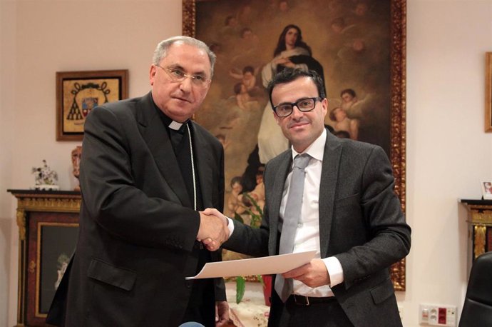 Foto de archivo del convenio entre la Diputación de Badajoz y el Arzobispado de Mérida-Badajoz