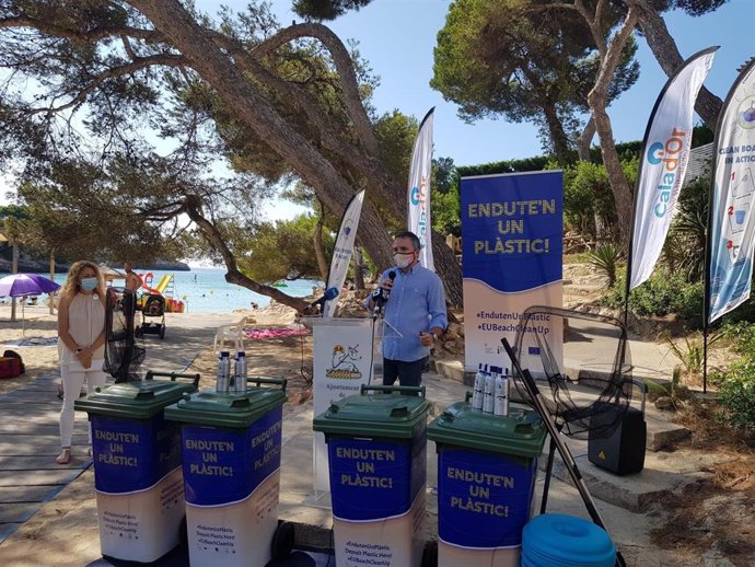 Presentación de la campaña 'Edute'n un plstic!' en la playa de Cala Gran en Cala d'Or (Santanyí).