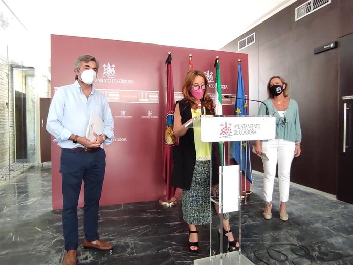 Aguilar (centro), interviene, entre Torrico y Albás.