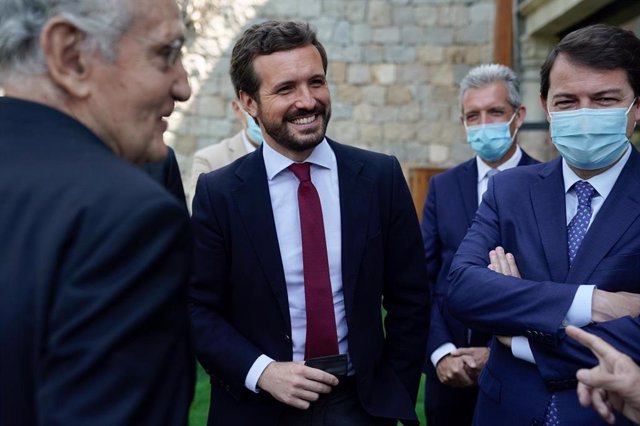 El presidente del PP,  Pablo Casado, junto al presidente de Castilla y León, Alfonso Fernández Mañueco, y el exministro Rafael Arias Salgado. En Ávila, 19 e julio de 2021.