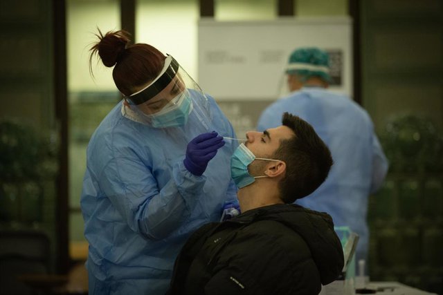 Archivo - Arxiu - Personal sanitari fa tests ràpids d'antígens