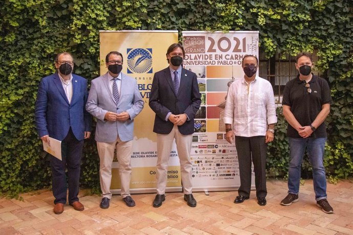 Acto de presentación del seminario 'La dinámica metropolitana de las ciudades: retos para la gobernanza y la gestión de las áreas metropolitanas', en el ámbito de los Cursos de Verano de la UPO en Carmona (Sevilla)