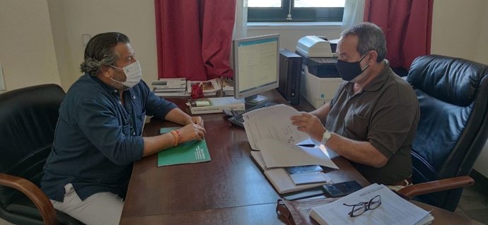 El delegado territorial de Regeneración, Justicia y Administración Local en Huelva, Alfredo Martín, con el alcalde de Galaroza, Antonio Moreno.