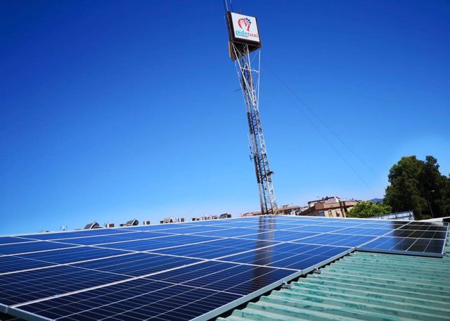 Paneles solares instalados por EnchufeSolar en la sede de PideTaxi Córdoba.