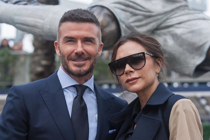 Archivo - 02 March 2019, US, Carson: Former British footballer David Beckham (L) and his wife Victoria Beckham pose for a picture during the LA Galaxy unveiling ceremony of a his statue at Dignity Health Sports Park. Photo: Javier Rojas/Prensa Internaci