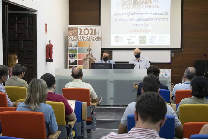 El alcalde de Carmona (Sevilla), Juan ávila, en el seminario 'Conceptos fundamentales e innovación en energía solar fotovoltaica: la tercera generación', en el marco de la XIX edición de los cursos de verano de la UPO en Carmona (Sevilla)