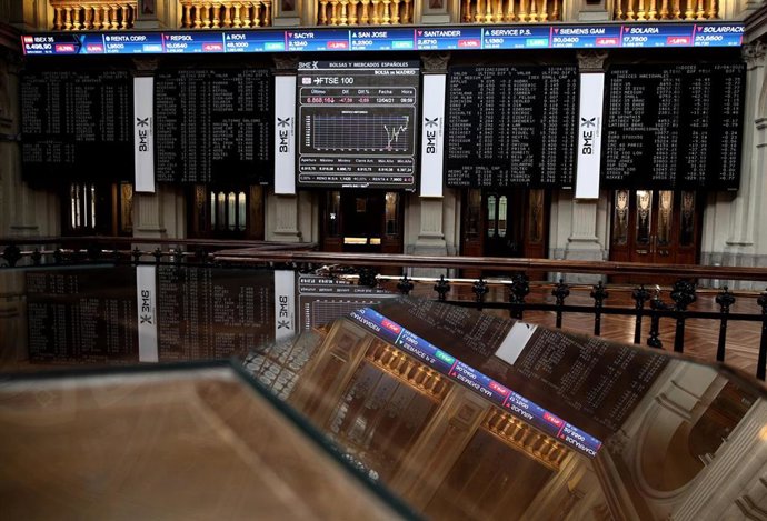 Archivo - Interior del edificio de la Bolsa, a 12 de abril de 2021, en Madrid (España).