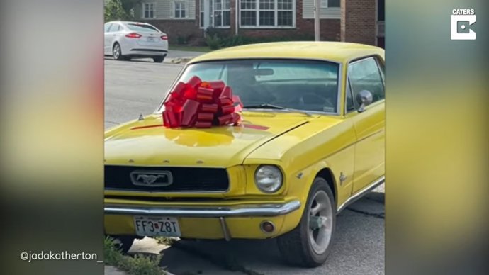 Una joven sorprende a su padrastro recuperando su viejo coche
