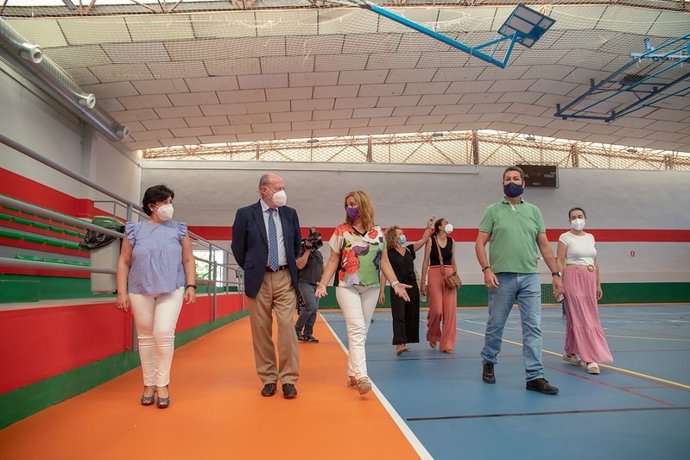 Visita al polideportivo de Cantillana