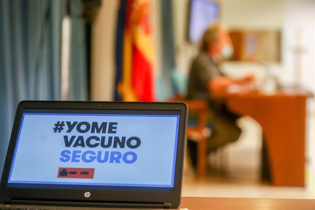 Una pantalla en la que se lee: `Yo me vacuno seguro, en una rueda de prensa para informar sobre la pandemia de Covid-19, a 12 de julio de 2021, en el Ministerio de Sanidad, Madrid, (España).