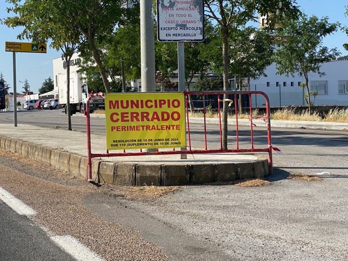 Cartel de cierre perimetral en Monesterio