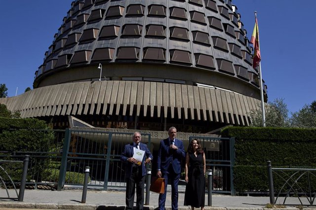 (I-D) El diputado nacional Juan José Aizcorbe; el secretario general de Vox, Javier Ortega; y la vicesecretaria jurídica de la formación, Marta Castro, posan en las inmediaciones del Tribunal Constitucional, a 1 de julio de 2021, en Madrid, (España). El G