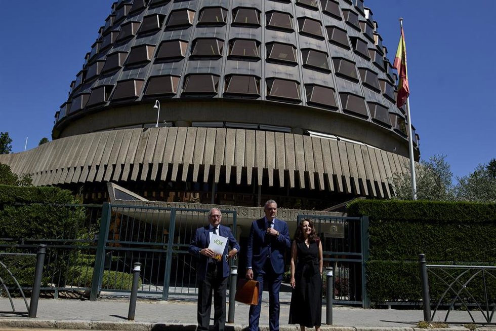 (I-D) El diputado nacional Juan José Aizcorbe; el secretario general de Vox, Javier Ortega; y la vicesecretaria jurídica de la formación, Marta Castro, posan en las inmediaciones del Tribunal Constitucional, a 1 de julio de 2021, en Madrid, (España). El